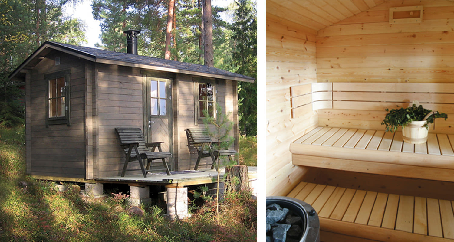 Pieni harmaa puusauna metsässä, edessä kaksi tuolia; sisällä vaalea laude, kiuaskivet ja vihta.