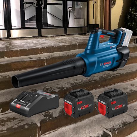 Puhalluksessa apuna Bosch-akkupuhallin mallia GBL 18V-750 Solo, myynnissä K-Raudassa