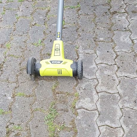 Saumaharja Ryobi puhdistaa pihan ässäkiviä