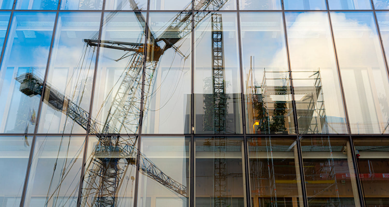 Rakennustyömaa, jossa suuret ikkunat