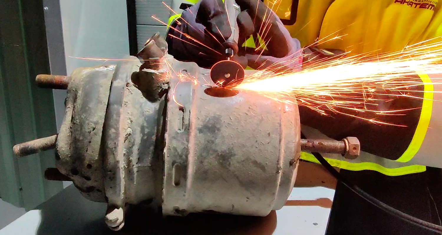 Kuorma-auton jousijarrukellon kyljen avaaminen Ryobin monitoimikoneella