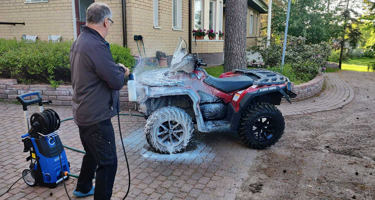 Mökijä puhdistuu painepesuri Nilfisk Premium 200-15 sekä Nilfisk-jatkovarren avulla.