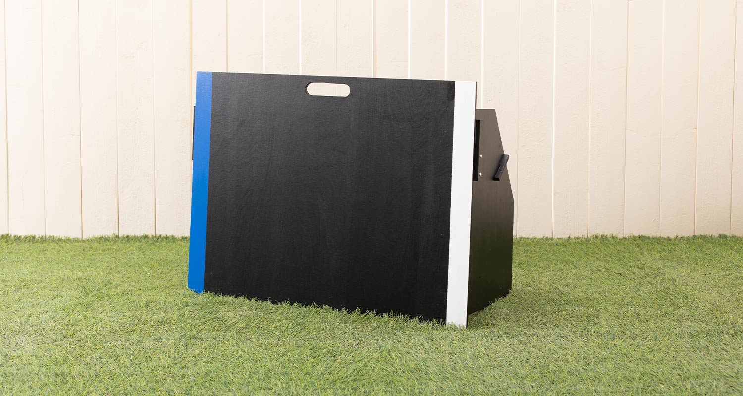 Valmis syöttöseinä nurmikolla. Syöttöseinä on rakennettu K-Raudan ohjeilla ja tarvikkeilla.