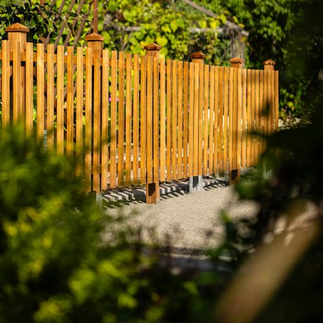 Aidan rakentaminen: Valmis aita kasvimaan ympärillä.