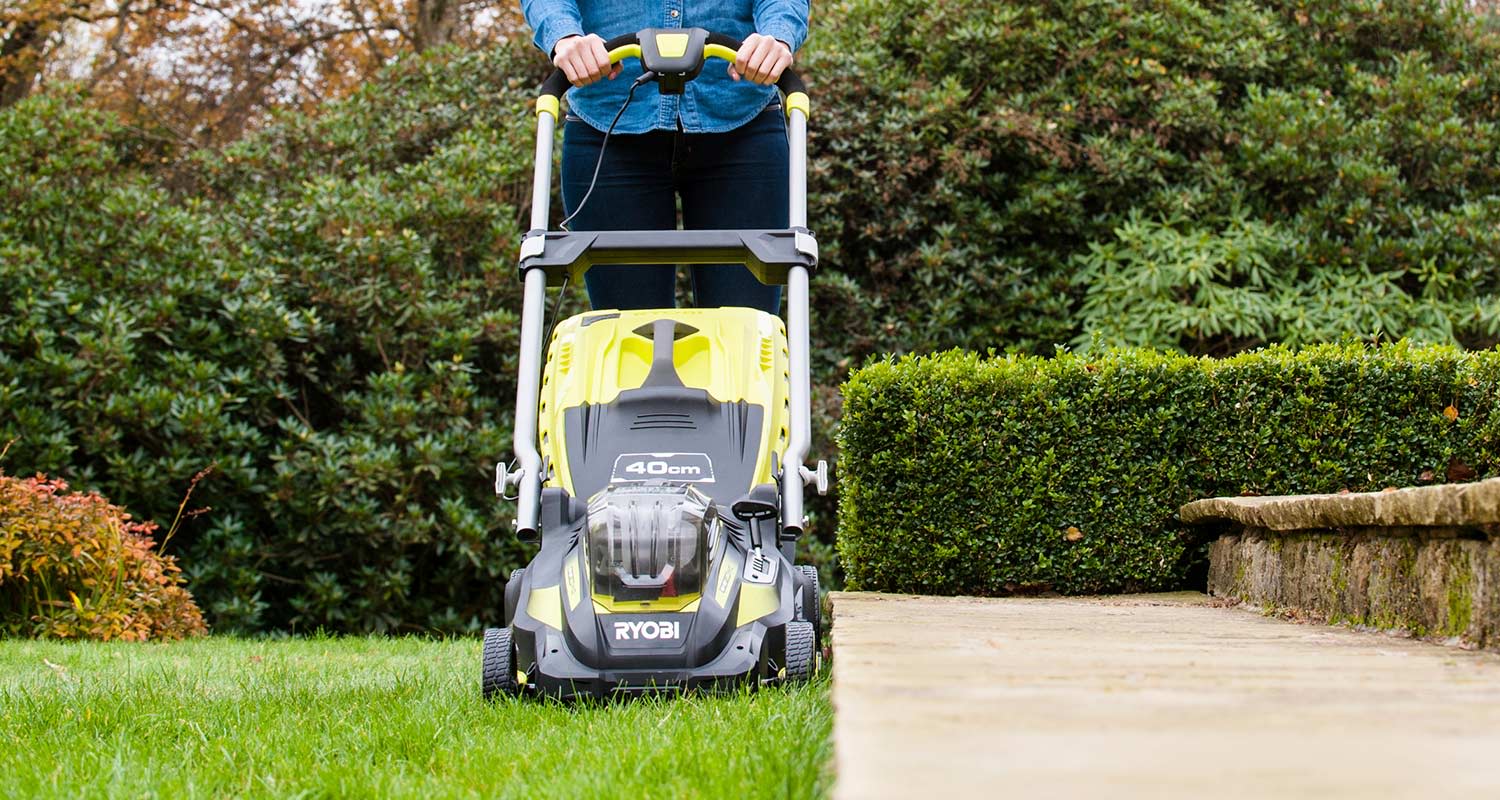 Ryobin akkuruohonleikkuri töissä