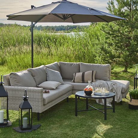 Vaalea ulkosohva muiden pihakalusteiden kera, tuotteet myynnissä K-Raudassa