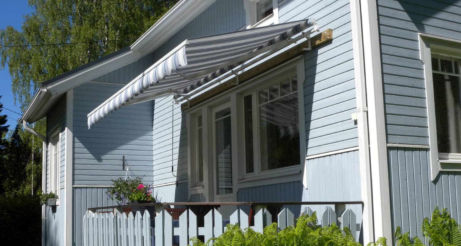 Raidallinen markiisi pienen terassin päällä