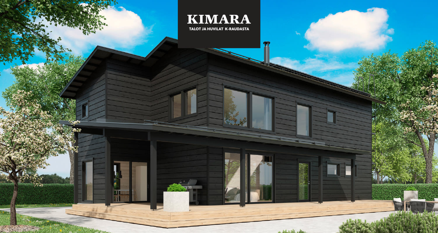 Kaksikerroksinen musta puutalo terassilla grillillä, ympärillä vihreät puut ja sinitaivas.