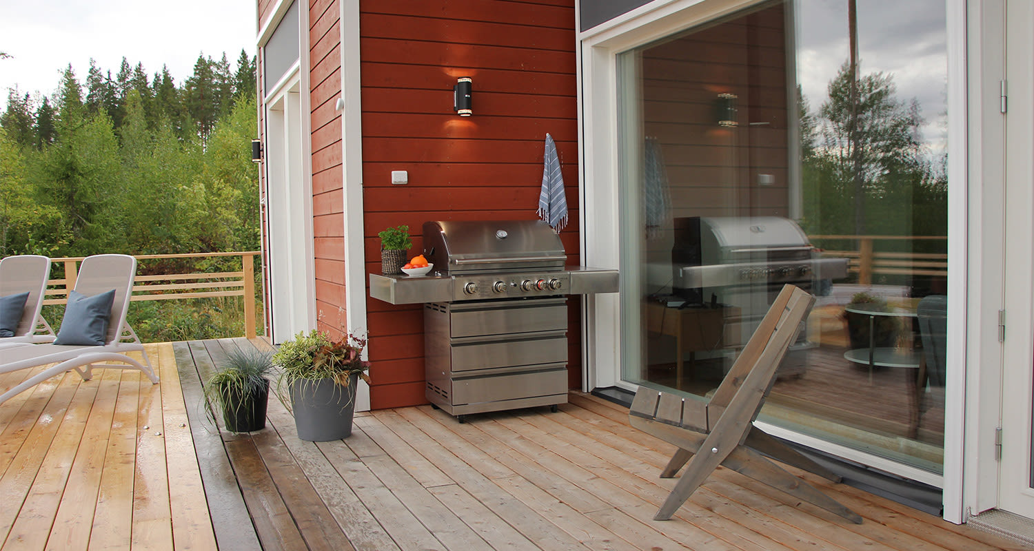 Huvila & Huussi -ohjelmassa Tuomas Kyrön mökkipiha remontoitiin täydellisesti K-Raudan avulla, Kuvassa terassi ja Cello-grilli.