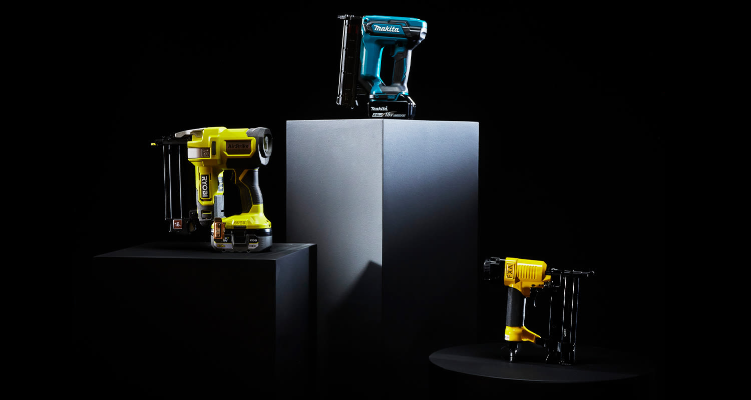 Kolme erilaista viimeistelynaulainta korokkeilla mustaa taustaa vasten.