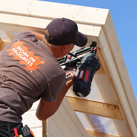 Työmies testaa K-Raudassa myynnissä olevaa Sencon runkonaulainta mallia Fusion F35XP