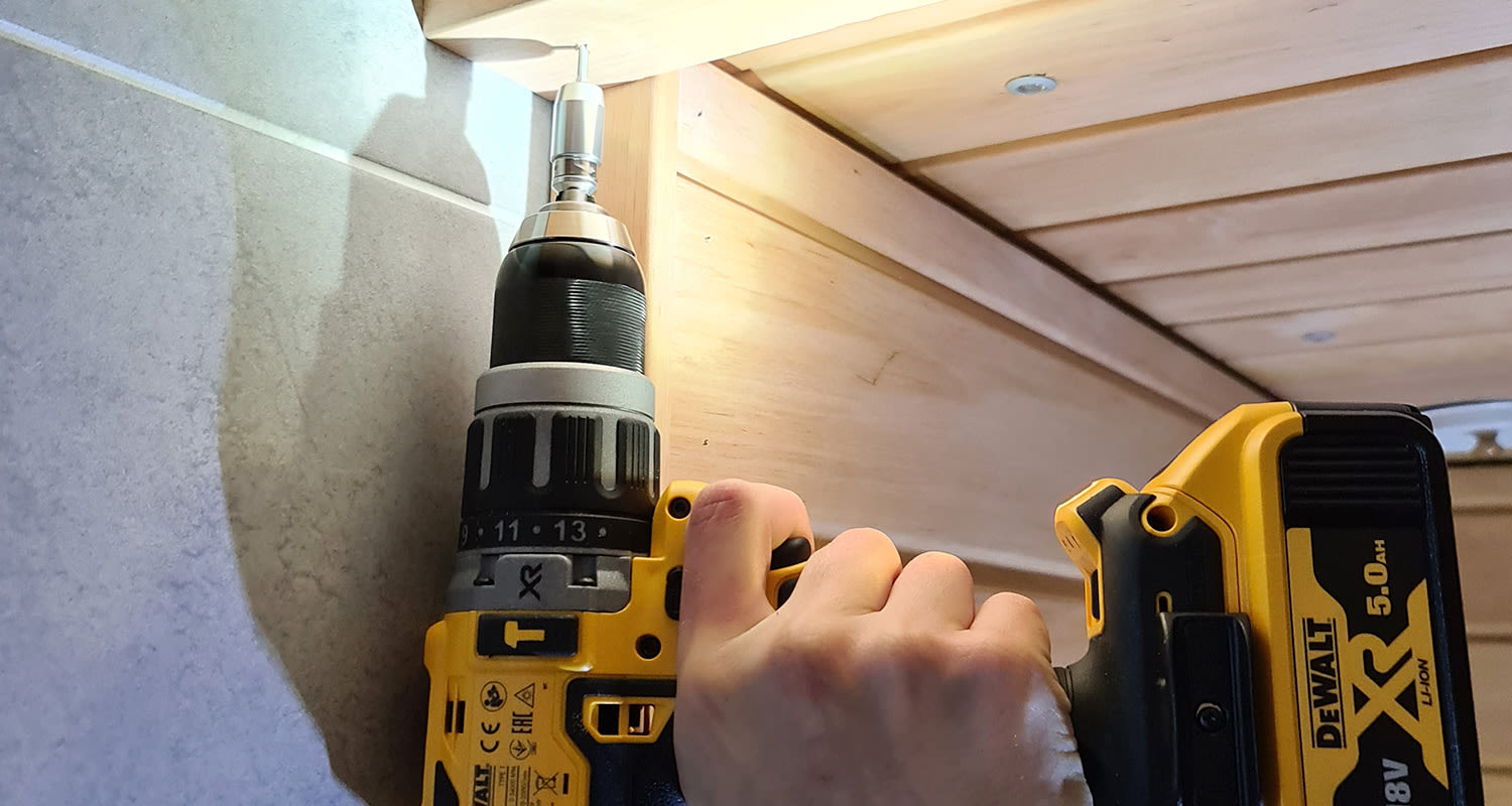 Dewalt-iskuporakone DCD796 käytössä