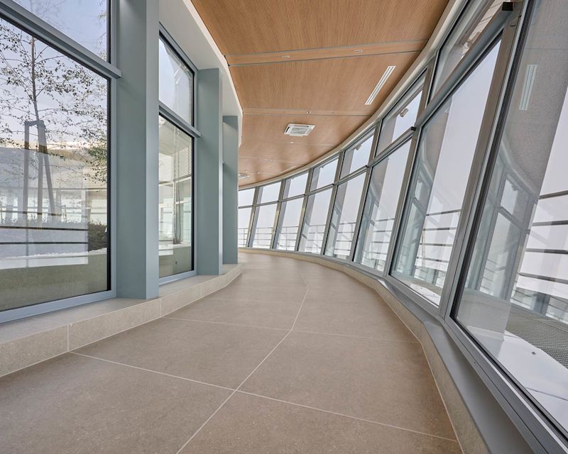 prysmian-group-kirkkonummen-kaapelitorni-krauta-pro-dekostudio-referenssikohde-ak-lattia-marazzi-berici-cenere-120x120-laatta