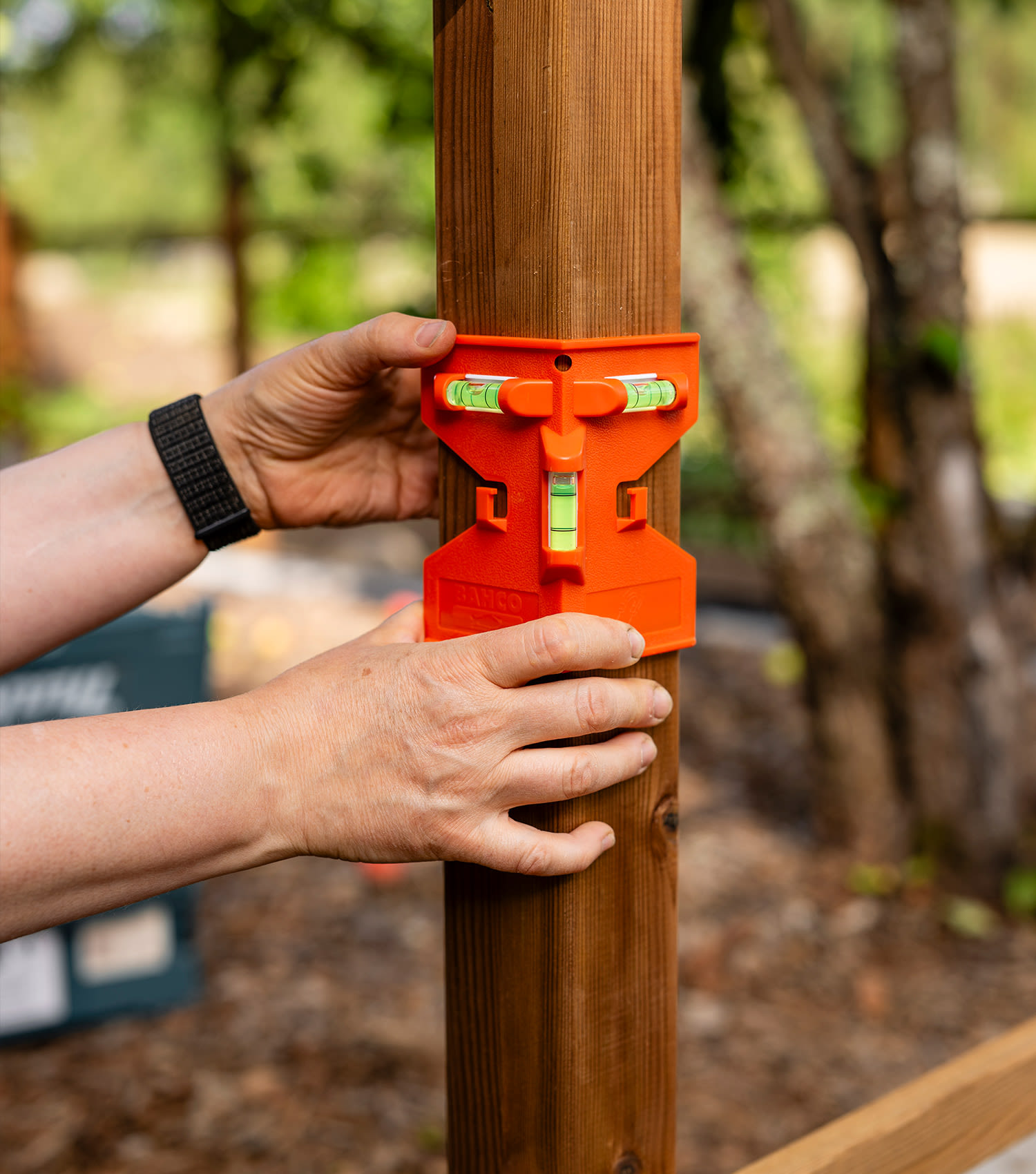 Aidan rakentaminen ja puutolppien asennus maajalkoihin.