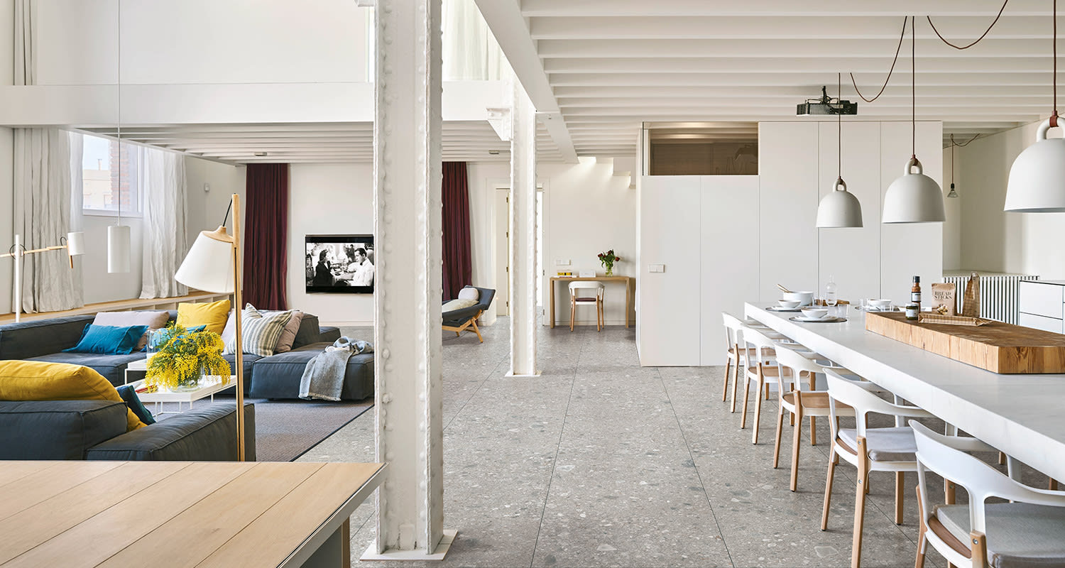 Vaalean loft-asunnon lattialaattana on Cello Mystone Ceppo di gre harmaa