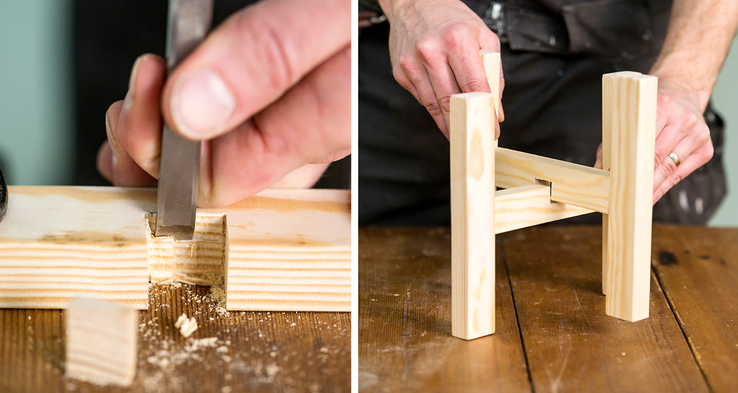 Lähikuva käsistä taltalla uurretussa vaaleassa mäntylautassa ja puisessa jalustassa