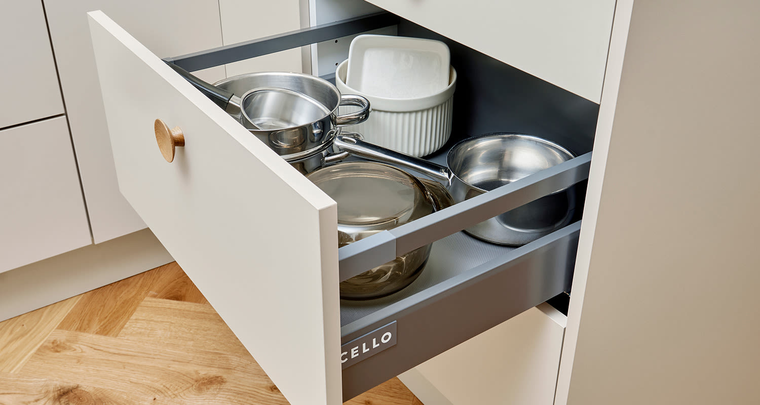 Korkealaitainen laatikko tulee kokonaan ulos. Kuvan kaluste Cello-keittiöiden mallistosta.