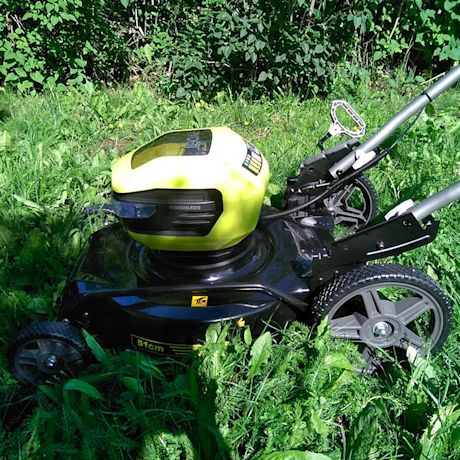 Akkuruohonleikkuri Ryobi RY36LMMX51A-140 kuluttajan testissä pihamaalla