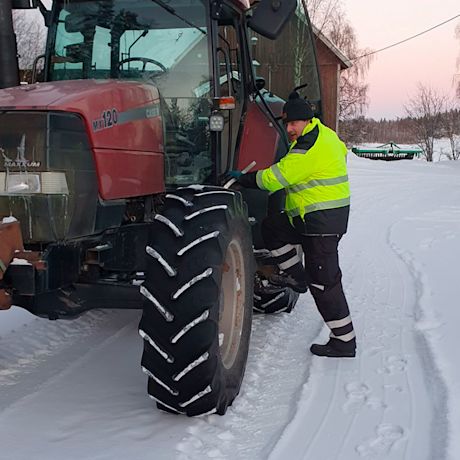 PROF-talvitakki keltainen testikäytössä ja punainen traktori