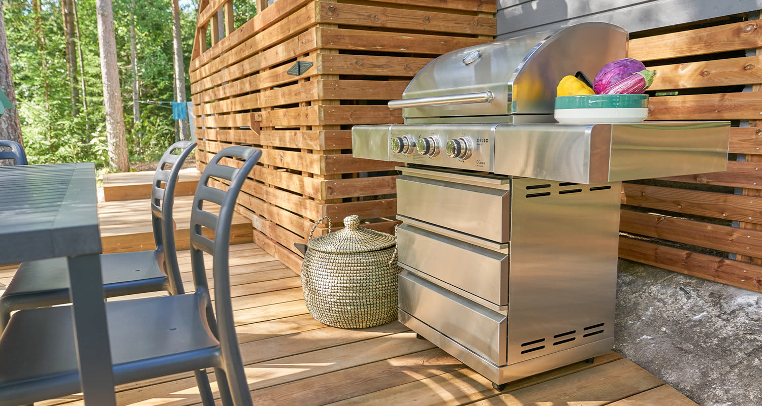 Erinin kesämökki Huvila & Huussi -ohjelmassa. Remontoinnissa mukana K-Rauta. Kuvassa Erinin mökin uusittu terassi.