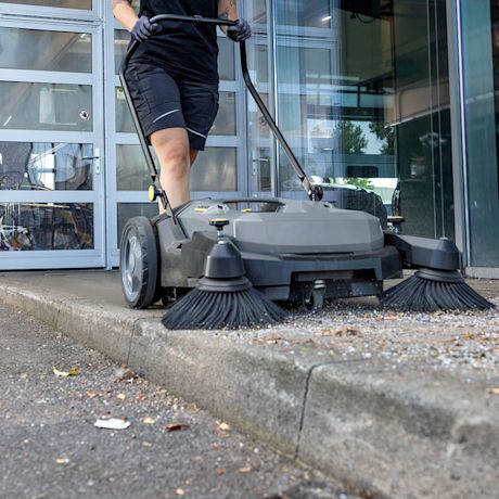 Kadun puhdistamista Kärcherin työnnettävällä lakaisukoneella KM 70/20 C. Tuote K-Raudan valikoimista.
