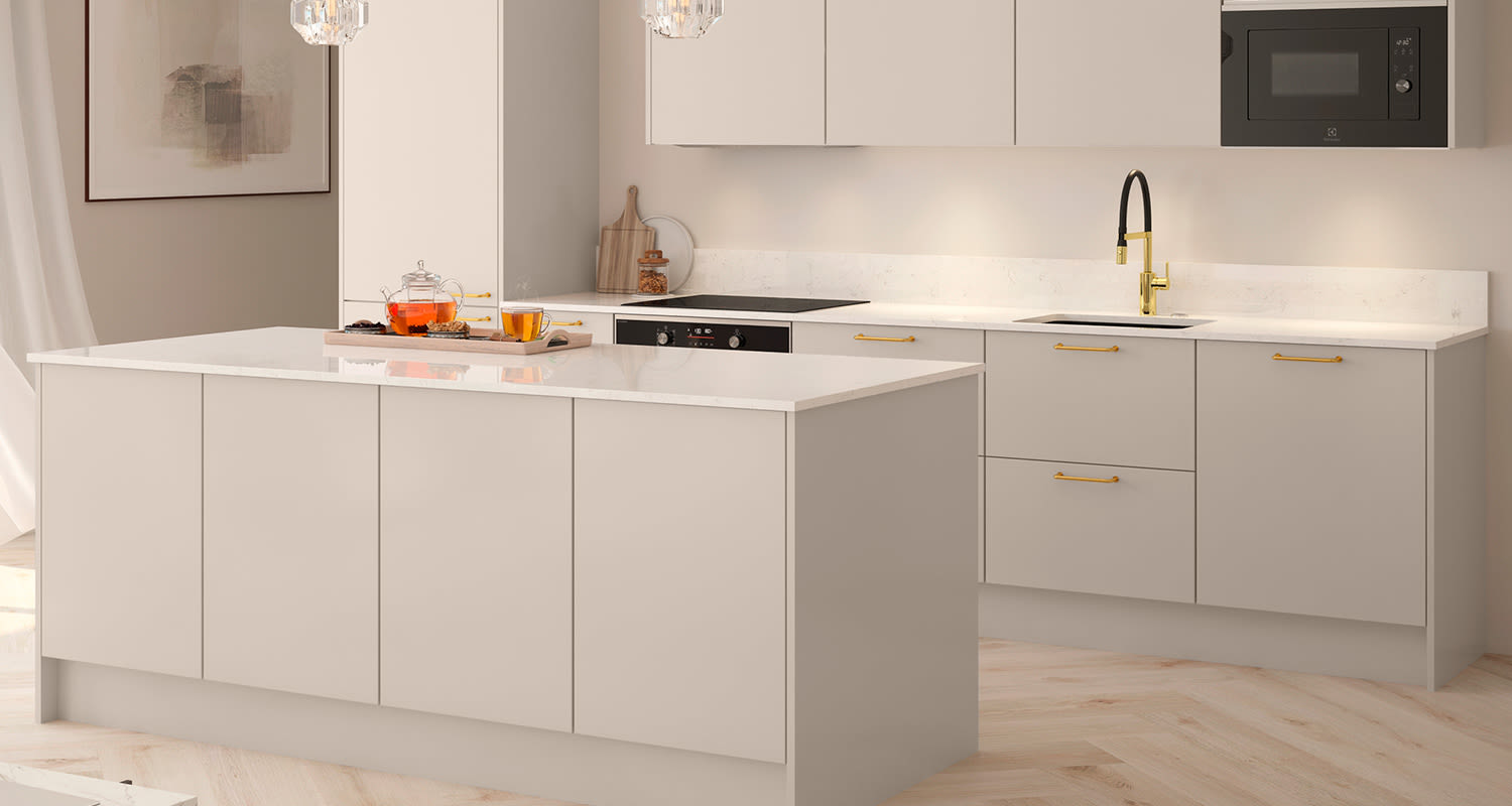 Kuvassa Cello-keittiömalliston Käpylä-ovimallin keittiö, jossa kvartsitasoa on nostettu lippana myös seinälle.