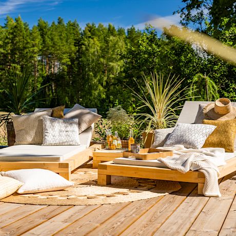 Kaksi säädettävää daybed-toteutusta terassilla.