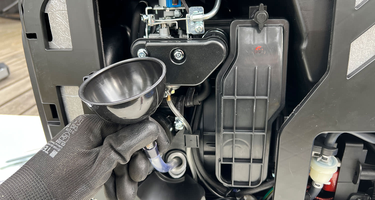 Tuotetestissä aggregaatti Scheppach SG2500I 2,0kW, laitteen tankkaus käynnissä