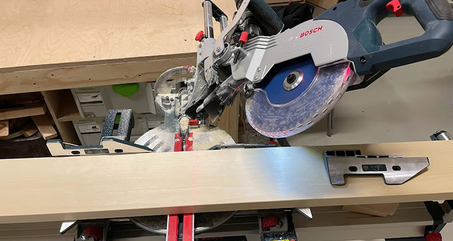 Käytössä akkukatkaisu- ja jiirisaha Bosch GCM 18V-216 DC Solo