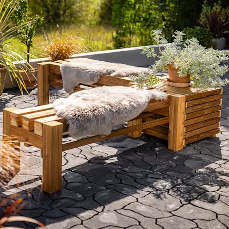 Tee itse puutarhapenkki: Kuvassa valmis penkki ja säilytyslaatikko