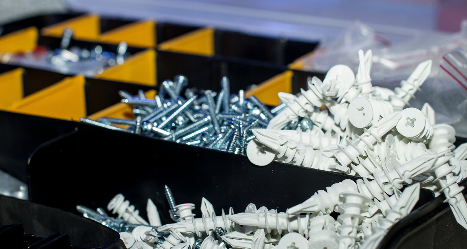 Kuvassa näkyy erilaisia kiinnikkeitä. K-Raudasta löydät rakentamisen jokaiseen vaiheeseen sopivat kiinnikkeet.