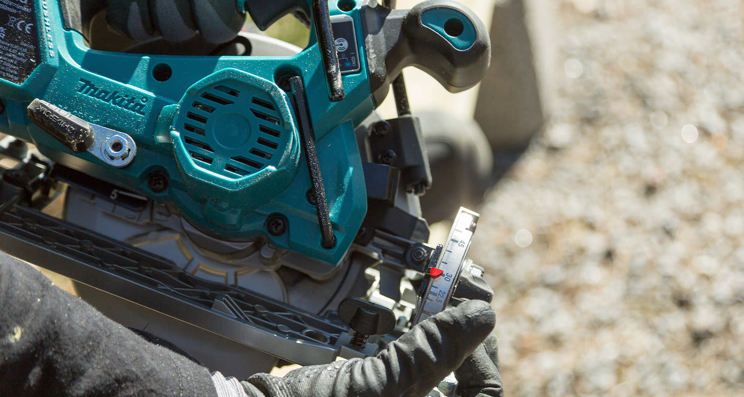 Lähikuvassa Makitan akkupyörösaha HS012GZ 40V XGT työkäytössä. Kone on K-Raudan valikoimista.