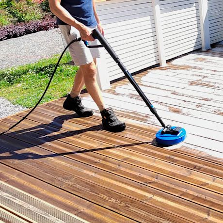 Terassin pesu käynnissä Nilfisk Excellent 180-12 Smart Assistant Patio -pesurilla. Tuote löytyy K-Raudan valikoimista.