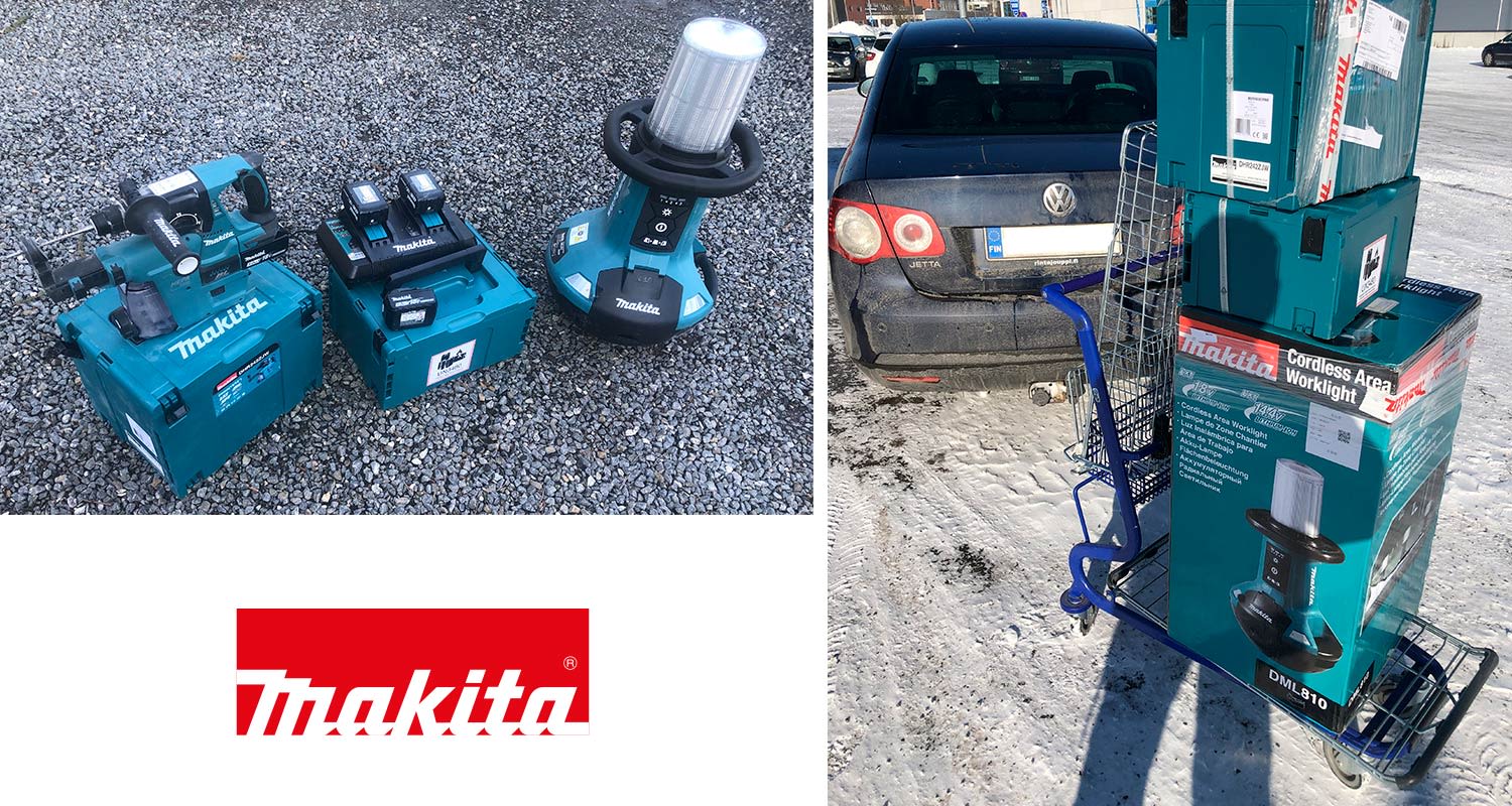 Makitan testituotteet akkuporavasara, latauslaite ja akut sekä työmaavalaisin K-Raudasta noudettuna.