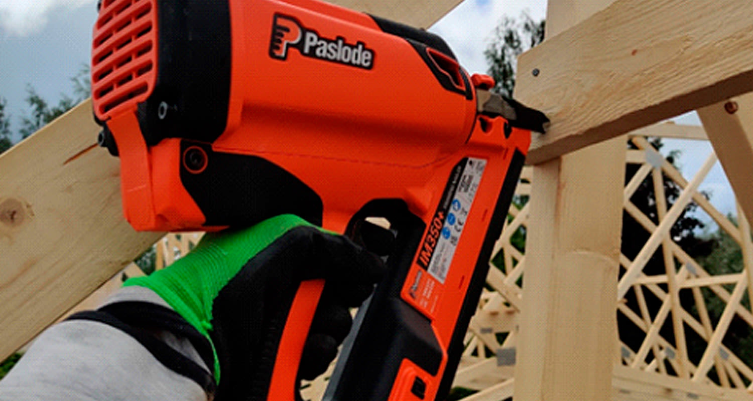 Ristikoiden pystytys Pasloden impulssirunkonaulaimella.