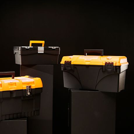 Kolme erilaista työkalupakkia mustalla taustalla.