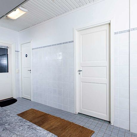 kodinhoitohuoneen seinien yläosassa lasikuitutapetti maalattu piiloon