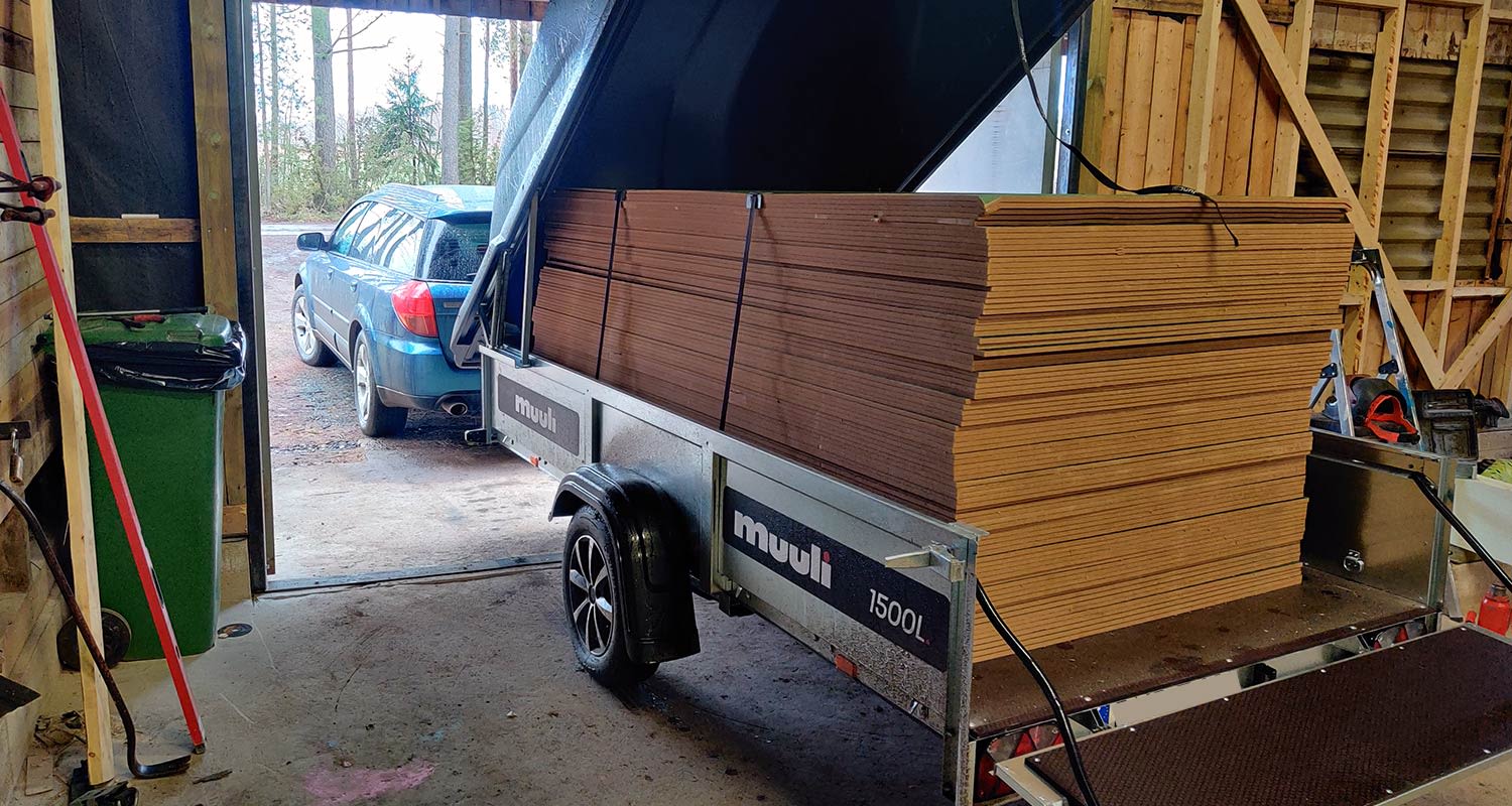 Tuulensuojalevyt Muuli 1500 L peräkärryn kyydissä