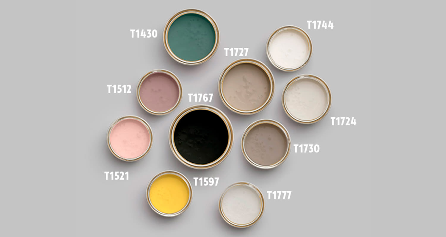 Ylhäältä kuvattuja maalipurkkeja harmaalla pohjalla, eri sävyjä koodattuna T1430–T1777.