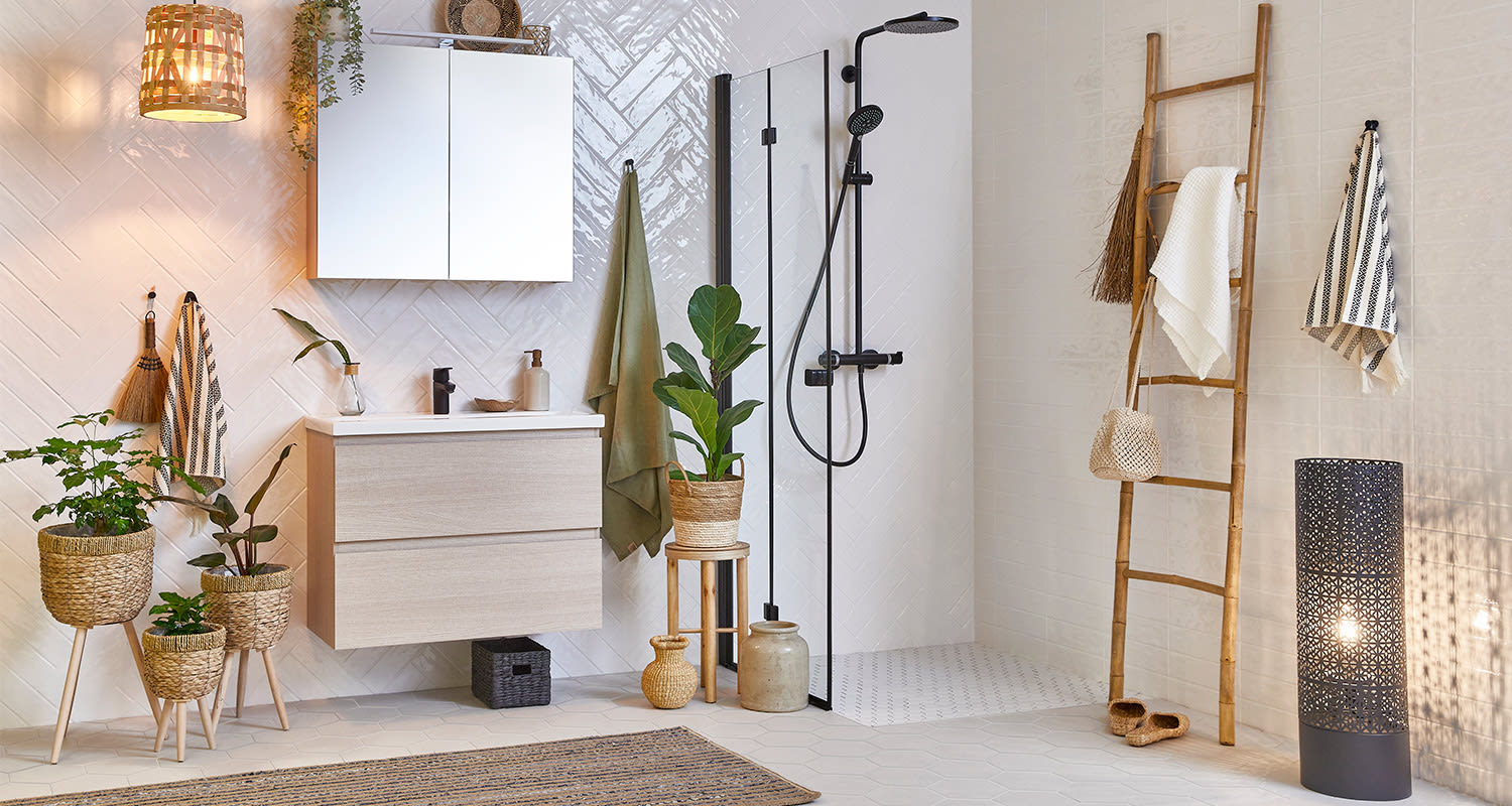 Kuvassa boho-tyyliinen kylpyhuone. Kuvan tuotteet ovat K-Raudan kylpyhuonevalikoimasta.