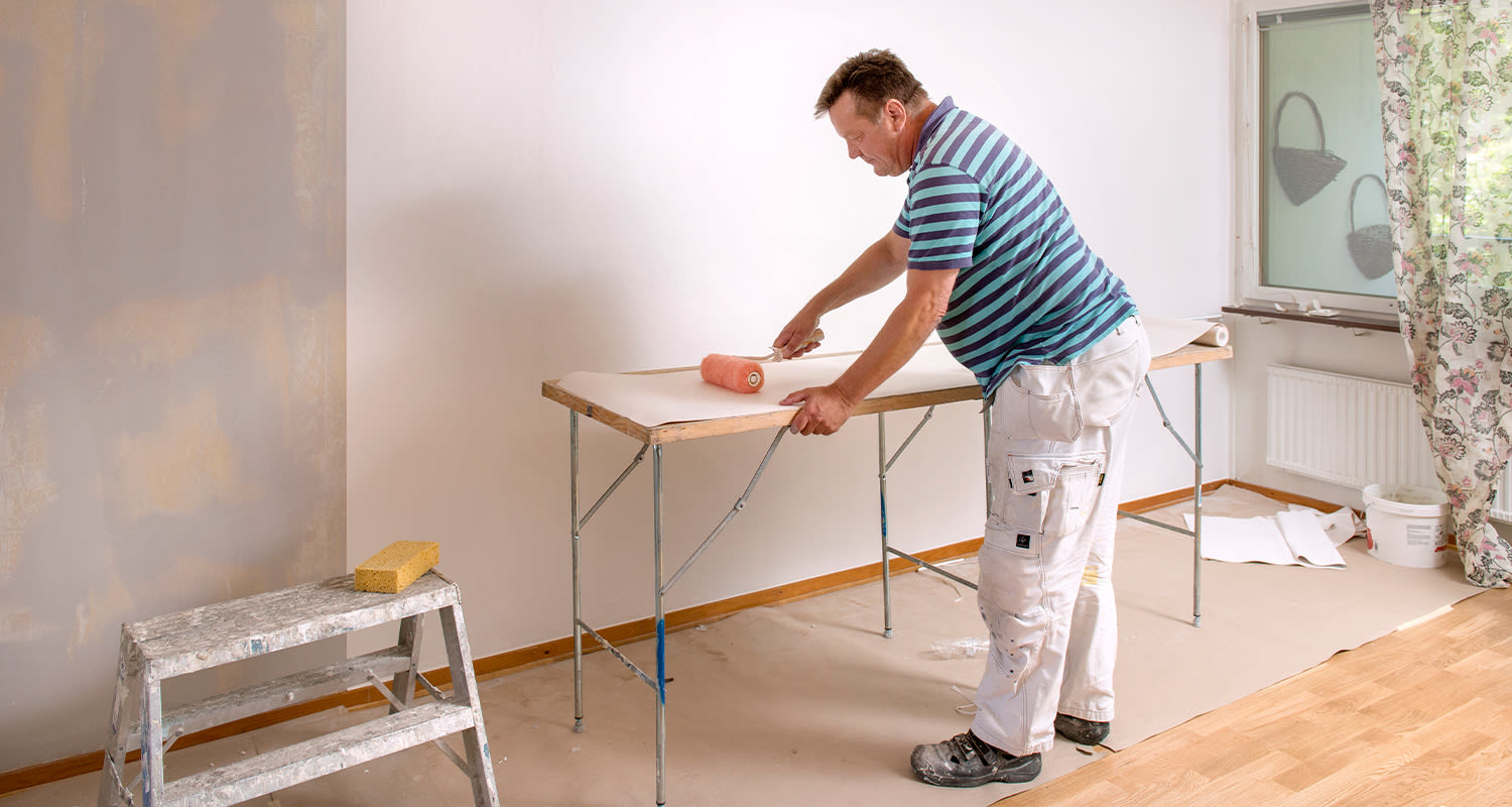 Maalari valmistelee maalauskohdetta Nonwoven-tuotteella.