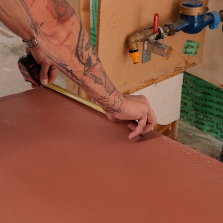 Tulppa-märkätilalevyn asennus.