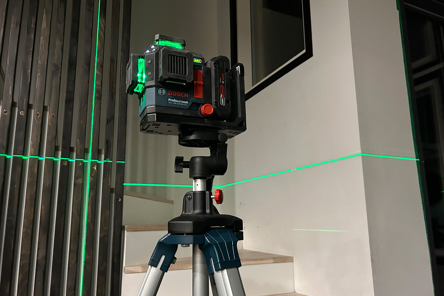 Linjalaser Bosch käytössä rimaseinän asennuksen apuna.