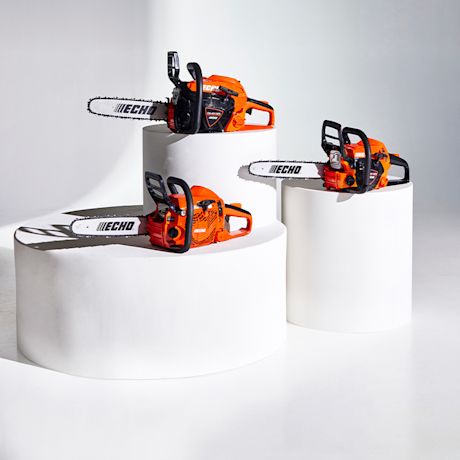 Kuvassa kolme erilaista Echo-moottorisahaa. Katso ohjeet Echo-moottorisahan valintaan.