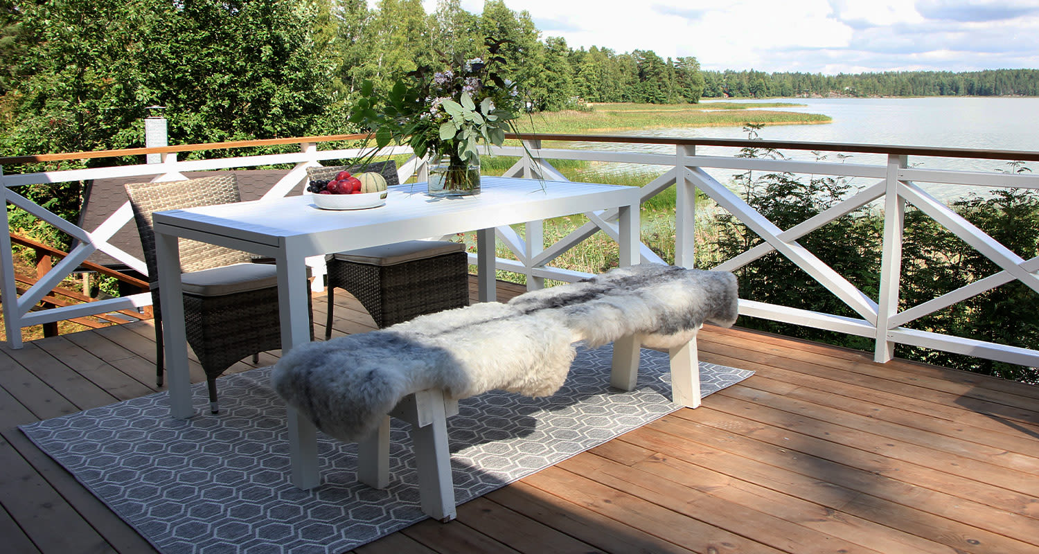 Mökkipihan terassi sisustettu K-Raudan terassikalusteilla sekä Cello-grillillä.