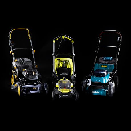 Kuvassa kolme akkuruohonleikkuria: FXA, Ryobi ja Makita. K-Raudan asiantuntija kertoo, miten valitset akkuruohonleikkurin.