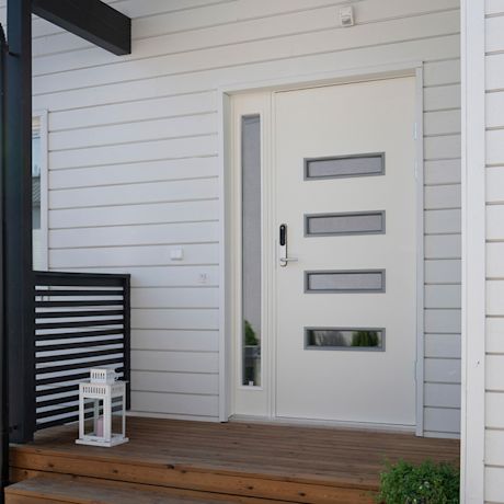 Moderni valkoinen ulko-ovi neljällä vaakalasilla ja sivulasilla, puukuisti ja musta kaide