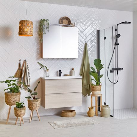 Moderni, valkoinen kylpyhuone, jossa kasveja ja Cellon sisustustuotteita K-Raudasta