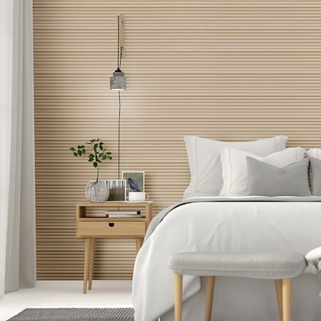 Makuuhuoneen seinässä puunvärinen rimoitus