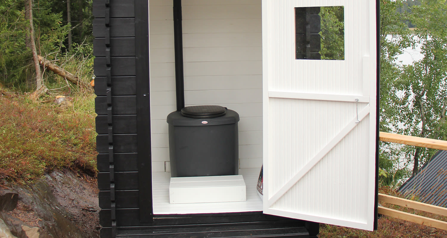 Huvila & Huussi -ohjelmassa Tuomas Kyrön mökkipiha remontoitiin täydellisesti K-Raudan avulla, Kuvassa uusi puucee.